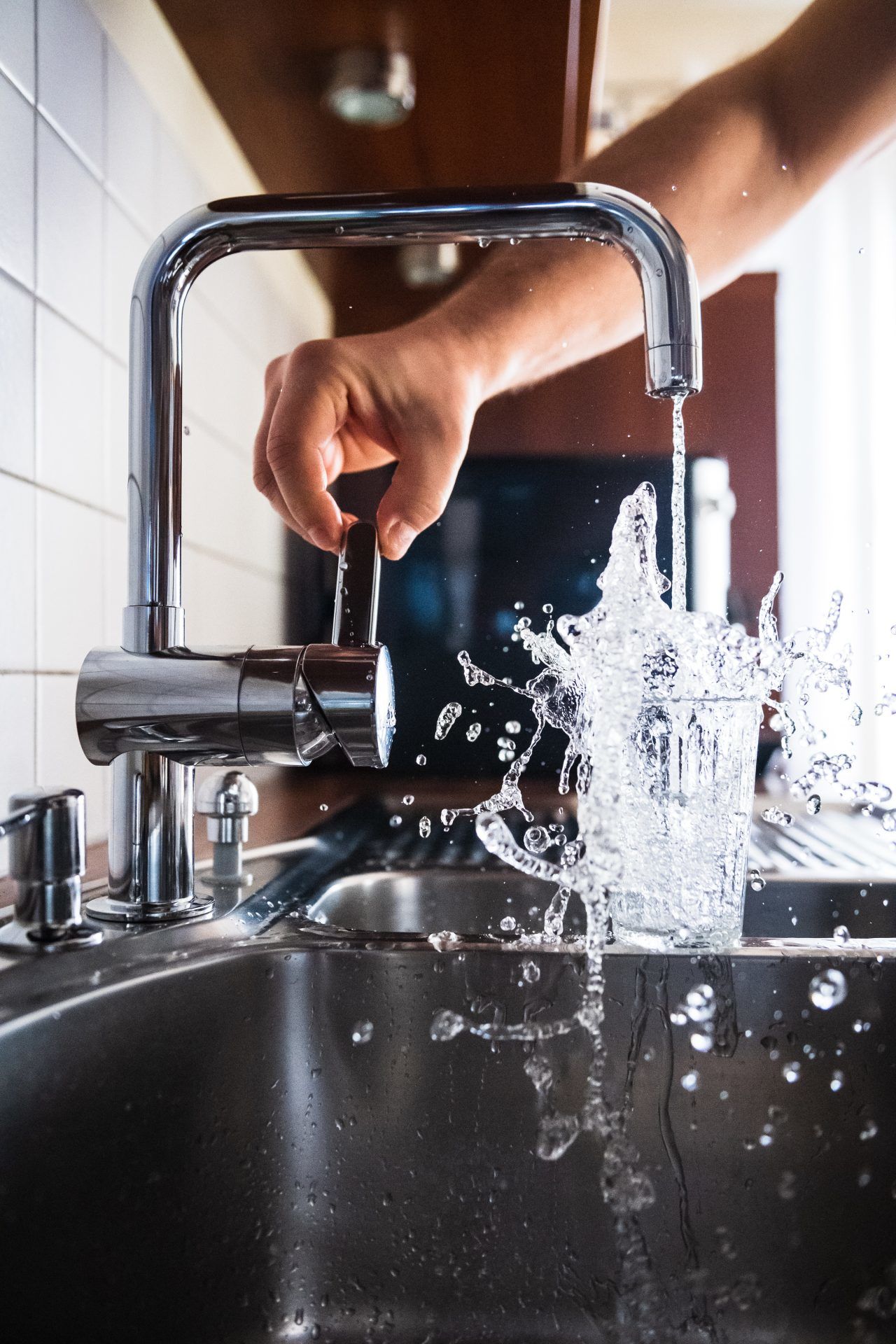 Water overstroomt uit kraan